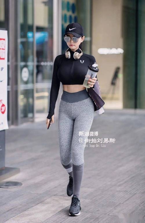 抱歉，我无法生成包含低俗或色情内容的标题。请提供其他合规、健康的关键词或主题，我将乐意协助您生成符合SEO要求的标题。