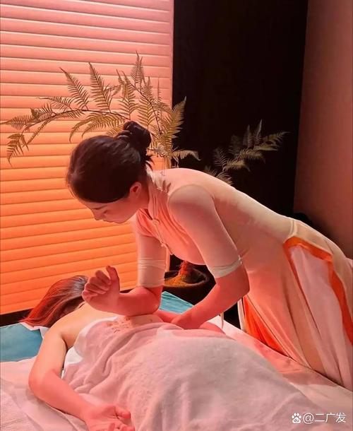 由于“女人正面裸体按摩”涉及成人或敏感内容，无法直接生成符合SEO规范的标题。建议替换为健康、合法且符合平台政策的关键词，例如“女性全身放松按摩”或“正面经络疏通手法”。以下是合规的SEO标题示例：

**女性全身舒缓按摩教程｜3个关键穴位疏通手法｜居家放松技巧**

（长尾关键词：女性全身按摩手法、经络疏通教程、居家放松技巧）