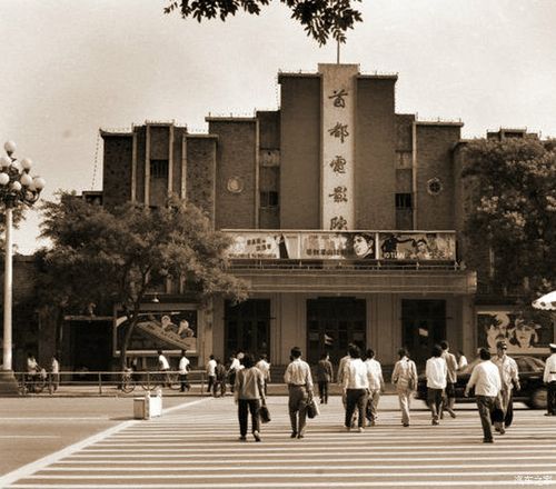 首都影院观影指南 | 最新排片表、优惠购票攻略及附近美食推荐